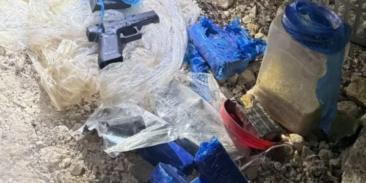 Armas incautadas por las fuerzas de seguridad israelíes en una obra en construcción en Arraba, el 28 de noviembre de 2025. (Portavoz de la policía)