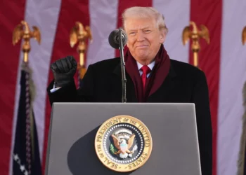 El presidente estadounidense Donald Trump pronuncia un discurso durante un acto para conmemorar el Día de los Veteranos en el Cementerio Nacional de Arlington, el 11 de noviembre de 2025, en Arlington, Virginia (Foto AP/Evan Vucci).