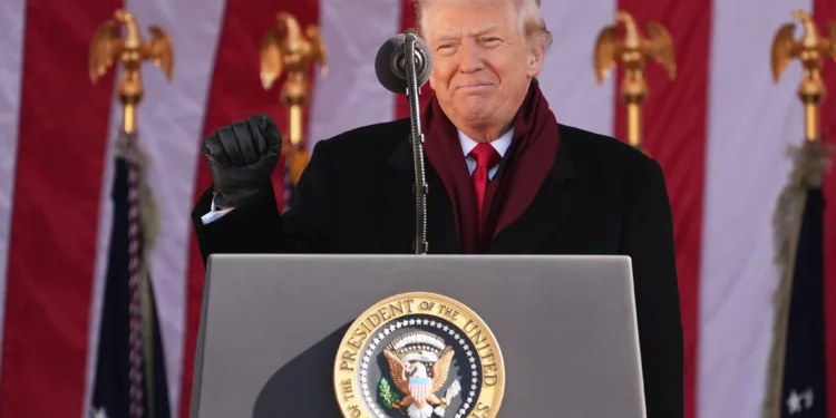 El presidente estadounidense Donald Trump pronuncia un discurso durante un acto para conmemorar el Día de los Veteranos en el Cementerio Nacional de Arlington, el 11 de noviembre de 2025, en Arlington, Virginia (Foto AP/Evan Vucci).