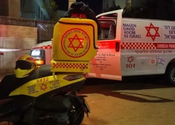 Personal de emergencias en el lugar de los hechos en Herzliya, donde un joven de 15 años resultó gravemente herido tras caer desde una altura, el 26 de noviembre de 2025. (Magen David Adom)