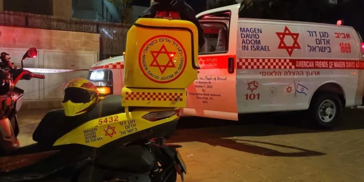 Personal de emergencias en el lugar de los hechos en Herzliya, donde un joven de 15 años resultó gravemente herido tras caer desde una altura, el 26 de noviembre de 2025. (Magen David Adom)