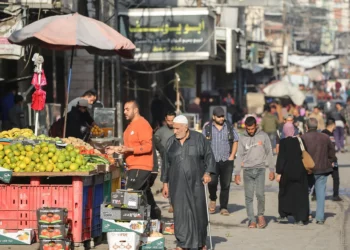 Palestinos caminan por una calle de mercado en Deir al-Balah, en el centro de la Franja de Gaza, el 20 de noviembre de 2025. (Eyad Baba / AFP)
