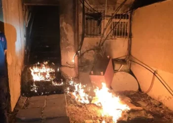 Uno de los nueve incendios de viviendas, probablemente provocados intencionalmente, que se desataron en Beersheba durante la noche del 20 de noviembre de 2025. (Servicio de Bomberos y Rescate)