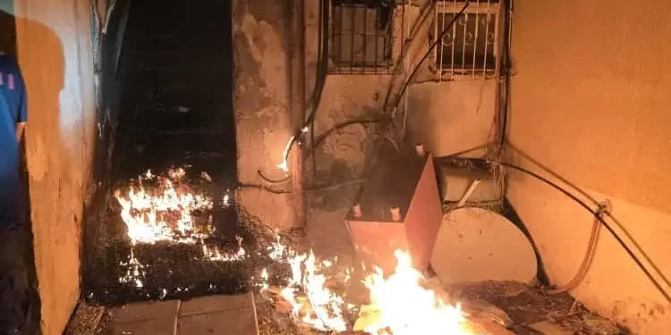 Uno de los nueve incendios de viviendas, probablemente provocados intencionalmente, que se desataron en Beersheba durante la noche del 20 de noviembre de 2025. (Servicio de Bomberos y Rescate)