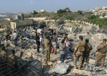Soldados libaneses y residentes locales se encuentran en el lugar de un ataque aéreo israelí en la aldea de Toura, al sur del Líbano, el 6 de noviembre de 2025. (Mahmoud Zayyat / AFP)