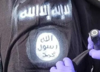 Ilustración: Símbolo del grupo terrorista Estado Islámico en una camiseta que vestía un terrorista que atacó a las fuerzas de seguridad en el puesto de control de Qalandiya, en Cisjordania, el 7 de diciembre de 2024. (Policía de Israel)