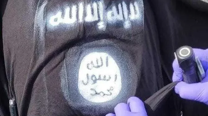 Ilustración: Símbolo del grupo terrorista Estado Islámico en una camiseta que vestía un terrorista que atacó a las fuerzas de seguridad en el puesto de control de Qalandiya, en Cisjordania, el 7 de diciembre de 2024. (Policía de Israel)