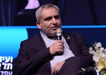 El diputado Ze'ev Elkin, del partido Nueva Esperanza, asiste a una conferencia en la Universidad de Tel Aviv el 7 de mayo de 2025. (Tomer Neuberg/Flash90)