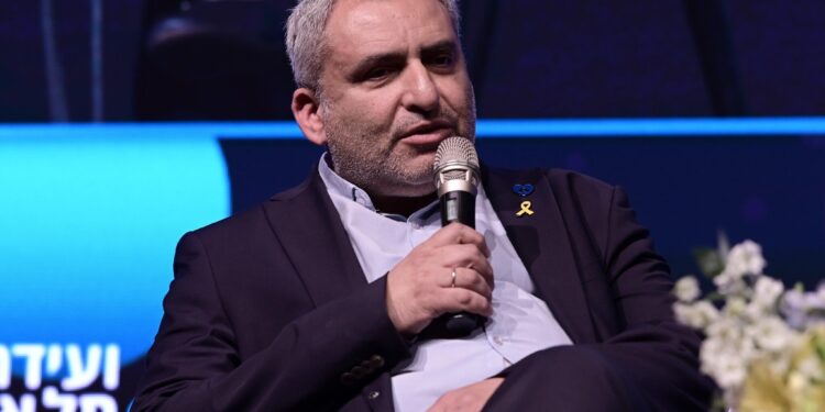 El diputado Ze'ev Elkin, del partido Nueva Esperanza, asiste a una conferencia en la Universidad de Tel Aviv el 7 de mayo de 2025. (Tomer Neuberg/Flash90)