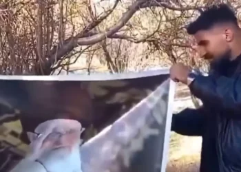 Hombre iraní hallado muerto a tiros horas después de quemar foto de Jamenei