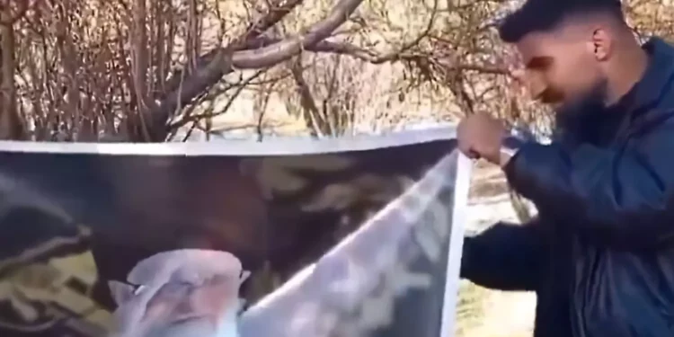 Hombre iraní hallado muerto a tiros horas después de quemar foto de Jamenei