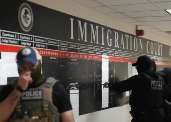 Agentes del Servicio de Inmigración y Control de Aduanas (ICE) de Estados Unidos revisan listas de nombres, así como sus horarios y lugares de audiencia, dentro del juzgado de Federal Plaza antes de realizar arrestos el 27 de junio de 2025 en Nueva York. (Bryan R. Smith/AFP)