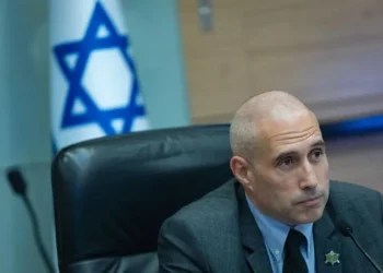 El presidente del Comité de Finanzas, el diputado Hanoch Milwidsky, dirige una reunión del comité de Finanzas en la Knesset en Jerusalén el 27 de octubre de 2025. (Yonatan Sindel/Flash90)