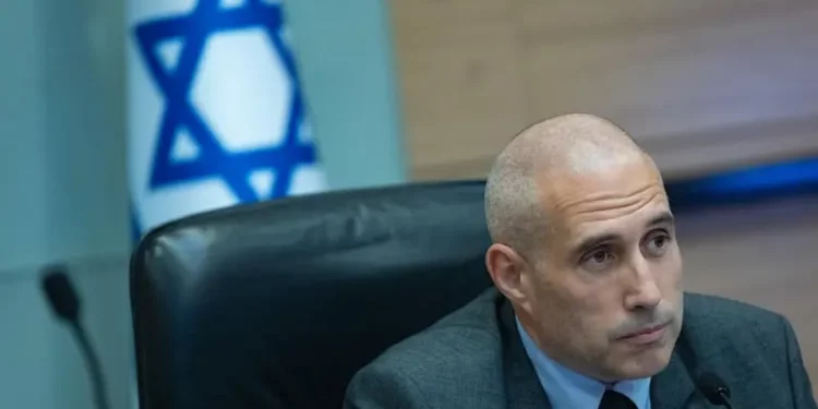 El presidente del Comité de Finanzas, el diputado Hanoch Milwidsky, dirige una reunión del comité de Finanzas en la Knesset en Jerusalén el 27 de octubre de 2025. (Yonatan Sindel/Flash90)
