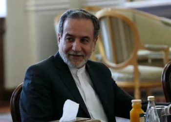 El ministro de Asuntos Exteriores iraní, Abbas Araqchi, asiste a una reunión con el primer ministro y ministro de Asuntos Exteriores de Qatar, el jeque Mohammed bin Abdulrahman Al Thani, en Teherán, Irán, el 26 de agosto de 2024. (Foto AP/Vahid Salemi)