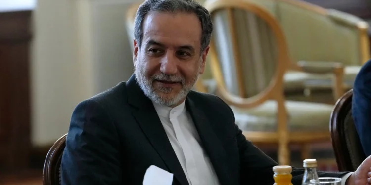 El ministro de Asuntos Exteriores iraní, Abbas Araqchi, asiste a una reunión con el primer ministro y ministro de Asuntos Exteriores de Qatar, el jeque Mohammed bin Abdulrahman Al Thani, en Teherán, Irán, el 26 de agosto de 2024. (Foto AP/Vahid Salemi)