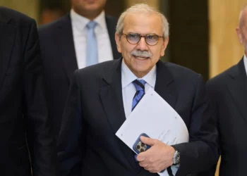 El primer ministro libanés, Nawaf Salam, llega al palacio presidencial de Baabda, al este de Beirut, el 5 de septiembre de 2025, para asistir a una reunión de gabinete en la que se discutirá el plan del ejército para desarmar a Hezbolá. (Foto AP/Hussein Malla)