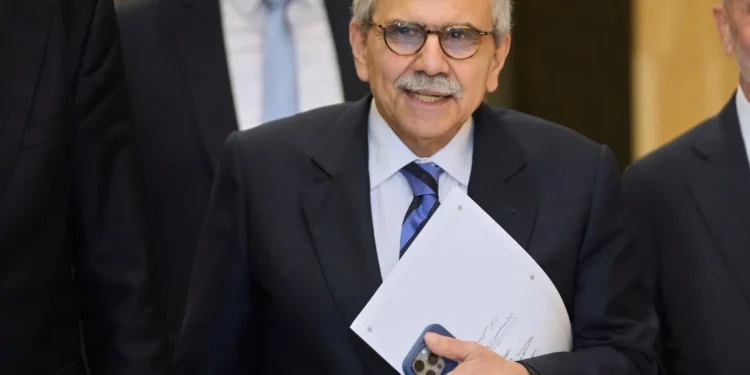 El primer ministro libanés, Nawaf Salam, llega al palacio presidencial de Baabda, al este de Beirut, el 5 de septiembre de 2025, para asistir a una reunión de gabinete en la que se discutirá el plan del ejército para desarmar a Hezbolá. (Foto AP/Hussein Malla)
