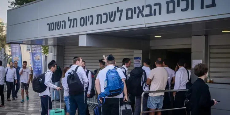 Haredim cerca de la Oficina de Reclutamiento
