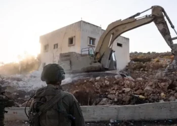 Tropas de las Fuerzas de Defensa de Israel derriban la casa de Jamil Samarah en la ciudad cisjordana de Bruqin, el 22 de octubre de 2025. (Fuerzas de Defensa de Israel)