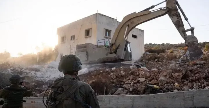 Tropas de las Fuerzas de Defensa de Israel derriban la casa de Jamil Samarah en la ciudad cisjordana de Bruqin, el 22 de octubre de 2025. (Fuerzas de Defensa de Israel)