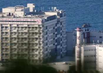 Un helicóptero militar israelí se acerca al hospital Rambam de Haifa antes de aterrizar allí el 11 de octubre de 2024. (Ahmad Gharabli/AFP)