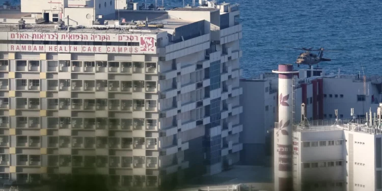 Un helicóptero militar israelí se acerca al hospital Rambam de Haifa antes de aterrizar allí el 11 de octubre de 2024. (Ahmad Gharabli/AFP)