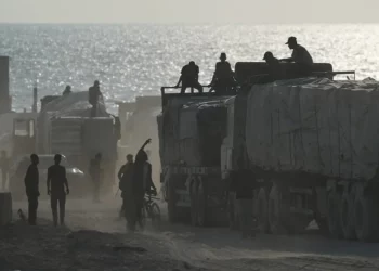 Camiones que transportan mercancías comerciales circulan por la ciudad de Gaza tras entrar desde Israel por el paso fronterizo de Zikim, en el norte de la Franja de Gaza, el 13 de noviembre de 2025. (AP/Jehad Alshrafi)