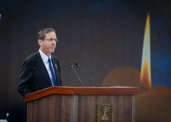 El presidente Isaac Herzog pronuncia un discurso en una ceremonia conmemorativa estatal que marca el 30 aniversario del asesinato del primer ministro Yitzhak Rabin, en el Monte Herzl de Jerusalén, el 3 de noviembre de 2025. (Noam Revkin Fenton/ Flash90)