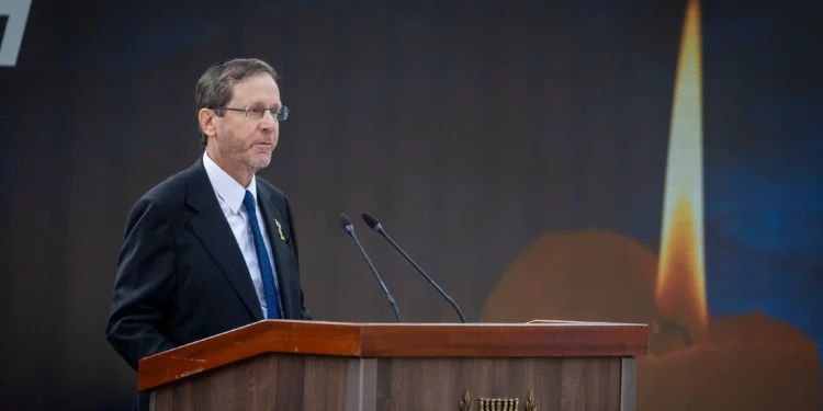 El presidente Isaac Herzog pronuncia un discurso en una ceremonia conmemorativa estatal que marca el 30 aniversario del asesinato del primer ministro Yitzhak Rabin, en el Monte Herzl de Jerusalén, el 3 de noviembre de 2025. (Noam Revkin Fenton/ Flash90)