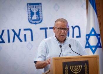El presidente de la Histadrut, Arnon Bar-David, habla en una conferencia de prensa en el Ministerio de Finanzas en Jerusalén, el 23 de junio de 2025. (Ben Hakoon/FLASH90)