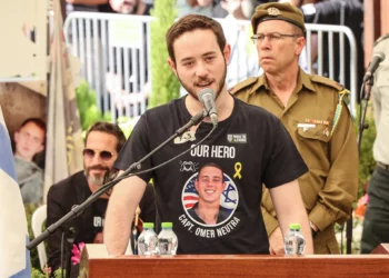 Daniel Neutra, hermano del capitán Omer Neutra, habla durante su funeral en el cementerio militar Kiryat Shaul en Tel Aviv, el 7 de noviembre de 2025 (Jack GUEZ / AFP).