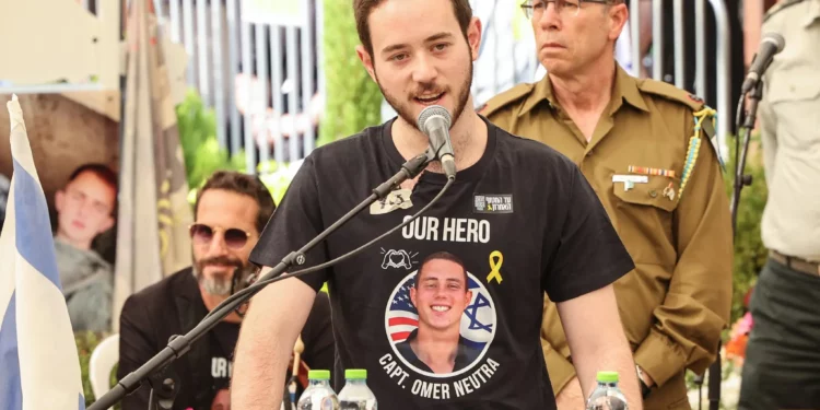 Daniel Neutra, hermano del capitán Omer Neutra, habla durante su funeral en el cementerio militar Kiryat Shaul en Tel Aviv, el 7 de noviembre de 2025 (Jack GUEZ / AFP).