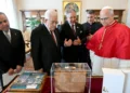 Esta foto, tomada y distribuida el 6 de noviembre de 2025 por The Vatican Media, muestra al Papa León XIV durante una reunión con el presidente de la Autoridad Palestina, Mahmoud Abbas, en el Vaticano. (Foto distribuida / VATICAN MEDIA / AFP)