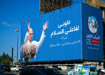 Automovilistas pasan junto a una valla publicitaria con la imagen del Papa León XIV en Beirut el 26 de noviembre de 2025. (Joseph EID / AFP)