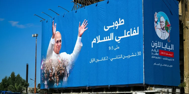 Automovilistas pasan junto a una valla publicitaria con la imagen del Papa León XIV en Beirut el 26 de noviembre de 2025. (Joseph EID / AFP)