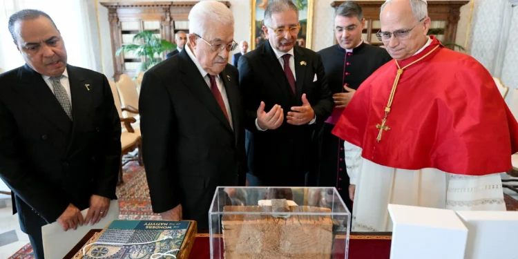 Esta foto, tomada y distribuida el 6 de noviembre de 2025 por The Vatican Media, muestra al Papa León XIV durante una reunión con el presidente de la Autoridad Palestina, Mahmoud Abbas, en el Vaticano. (Foto distribuida / VATICAN MEDIA / AFP)