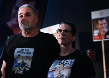 Itzik y Talik Gvili, padres de Ran Gvili, uno de los tres rehenes fallecidos restantes en Gaza, el 22 de noviembre de 2025 en la manifestación del Foro de Rehenes (Paulina Patimer/Foro de Rehenes)