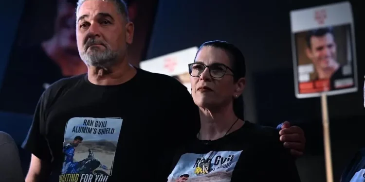 Itzik y Talik Gvili, padres de Ran Gvili, uno de los tres rehenes fallecidos restantes en Gaza, el 22 de noviembre de 2025 en la manifestación del Foro de Rehenes (Paulina Patimer/Foro de Rehenes)