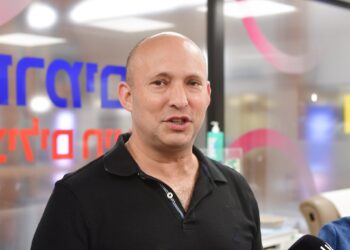 El ex primer ministro Naftali Bennett dona sangre en memoria del sargento de primera clase Yona Brief, 27 de marzo de 2025. (Avshalom Sassoni/ FLASH90)