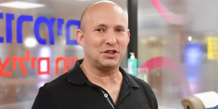 El ex primer ministro Naftali Bennett dona sangre en memoria del sargento de primera clase Yona Brief, 27 de marzo de 2025. (Avshalom Sassoni/ FLASH90)