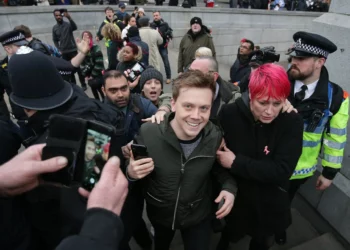 Owen Jones (C) después de asistir a una manifestación en el centro de Londres el 12 de enero de 2019 contra las medidas de austeridad (Daniel LEAL / AFP)