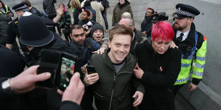 Owen Jones (C) después de asistir a una manifestación en el centro de Londres el 12 de enero de 2019 contra las medidas de austeridad (Daniel LEAL / AFP)