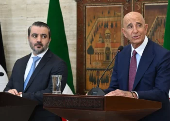 El ministro de Asuntos Exteriores sirio, Asaad al-Shaibani (izq.), observa mientras el enviado especial de Estados Unidos para Siria, Tom Barrack, habla durante una conferencia de prensa en Damasco el 16 de septiembre de 2025. (Louai Beshara/AFP)