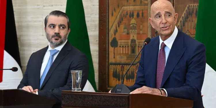 El ministro de Asuntos Exteriores sirio, Asaad al-Shaibani (izq.), observa mientras el enviado especial de Estados Unidos para Siria, Tom Barrack, habla durante una conferencia de prensa en Damasco el 16 de septiembre de 2025. (Louai Beshara/AFP)