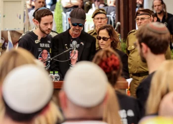 La familia del capitán Omer Neutra durante su funeral en el cementerio militar Kiryat Shaul, en Tel Aviv, el 7 de noviembre de 2025 (Jack GUEZ / AFP)