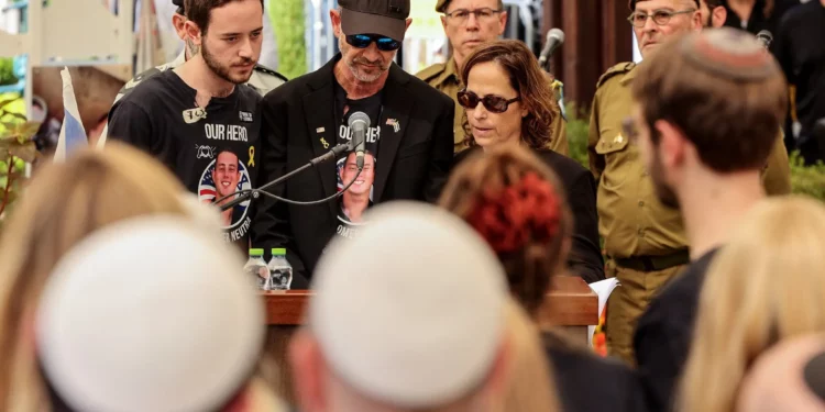 La familia del capitán Omer Neutra durante su funeral en el cementerio militar Kiryat Shaul, en Tel Aviv, el 7 de noviembre de 2025 (Jack GUEZ / AFP)