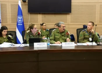 La general de brigada Lia Shabo, jefa de la División de Estado Mayor de la Dirección de Personal (segunda por la izquierda), y el general de brigada Amir Vadmani, jefe de Estado Mayor de la Dirección de Personal (segundo por la derecha), durante una reunión del Subcomité de Recursos Humanos de las FDI del Comité de Asuntos Exteriores y Defensa de la Knéset. (Dani Shem Tov/Portavoz de la Knéset)