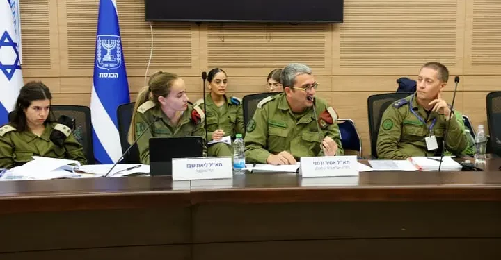 La general de brigada Lia Shabo, jefa de la División de Estado Mayor de la Dirección de Personal (segunda por la izquierda), y el general de brigada Amir Vadmani, jefe de Estado Mayor de la Dirección de Personal (segundo por la derecha), durante una reunión del Subcomité de Recursos Humanos de las FDI del Comité de Asuntos Exteriores y Defensa de la Knéset. (Dani Shem Tov/Portavoz de la Knéset)