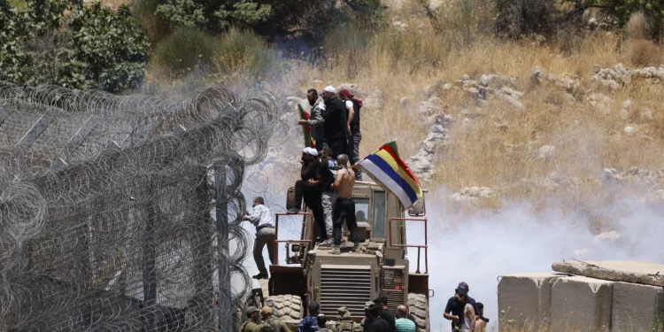 Las tropas israelíes utilizan gases lacrimógenos para dispersar a la multitud mientras los drusos intentan cruzar la frontera siria en los Altos del Golán, cerca de Majdal Shams, el 16 de julio de 2025 (Jalaa MAREY / AFP).